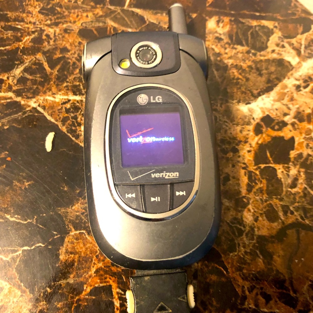 LG VX 8300 (Verizon) Cellular Phone with charger